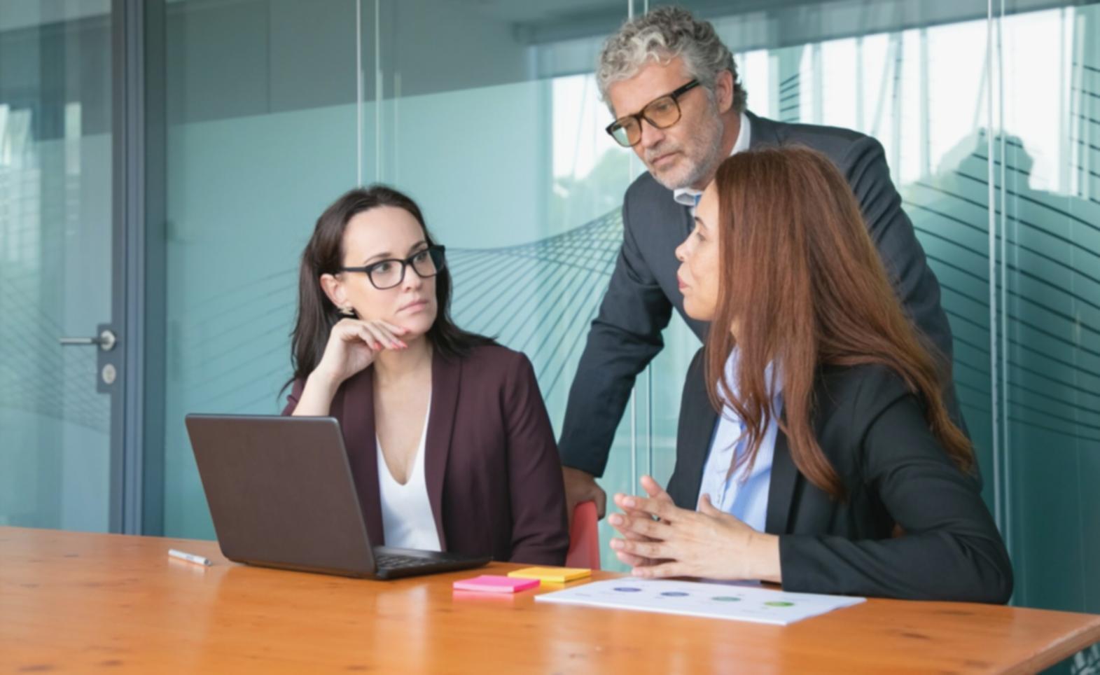 Personne réfléchissant à ses habitudes financières